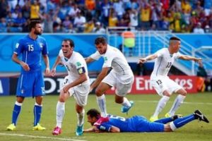 Следите за матчем Италия – Уругвай
