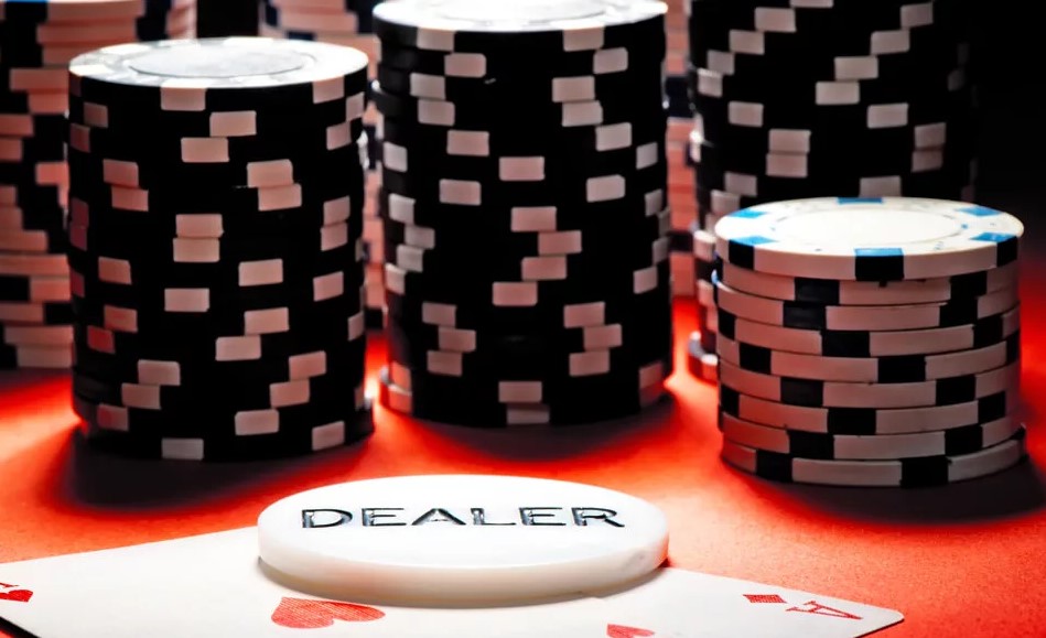 Фишка дилера в покере